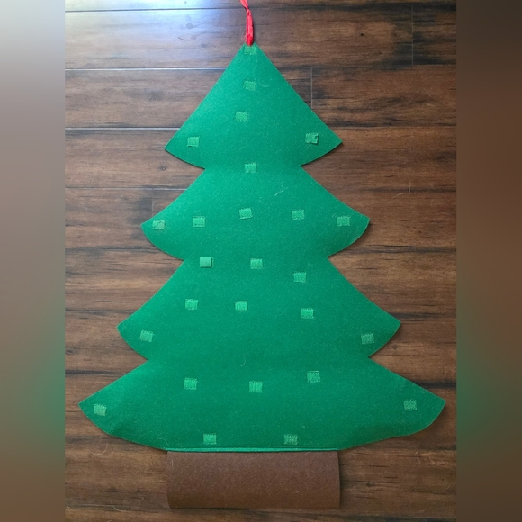 Felt Christmas Tree w Ornaments - Picture 2 of 3